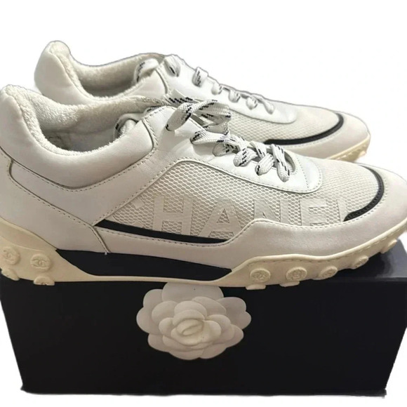 CHANEL Shoes - Chanel
2019 Interlocking CC Logo Sneakers
Calfskin Mesh Lycra W Sneakers White